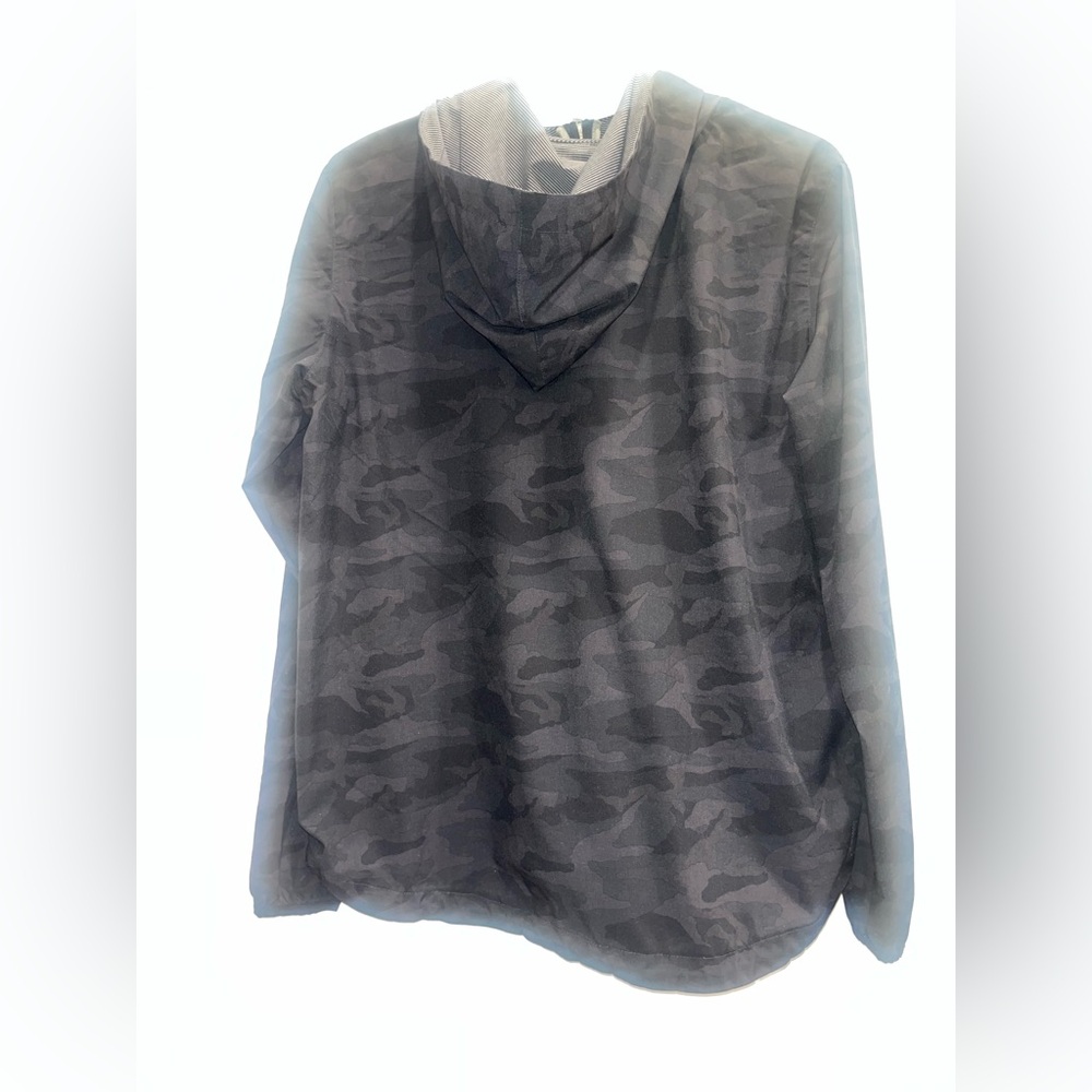 Vuori Womens Outdoor Trainer Shell black camo jacket - Picture 3 of 4